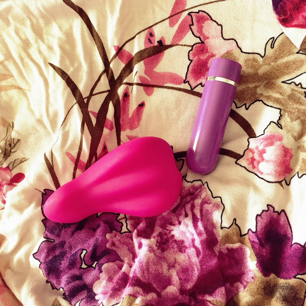 Above photo of pink tongue shaped casing for purple bullet vibrator
